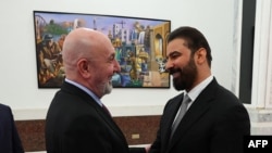 علی الزیدی (سمت راست) در کنار نزار آمیدی، رئیس‌جمهور عراق