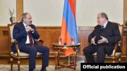 Nikol Pasinján örmény miniszterelnök és Armen Sarkiszján örmény elnök, 2021. március 12-én.