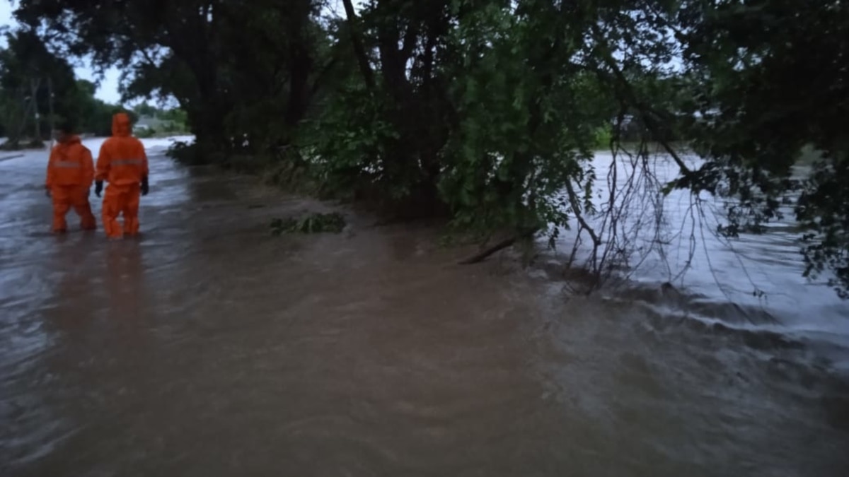 Ночью затопило село в Ленинском районе Крыма, десятки человек эвакуированы,  в том числе дети – спасатели