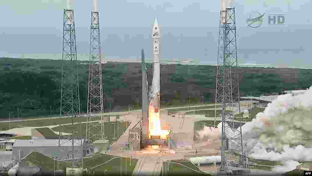 Imagine video furnizată de NASA de la lansarea tachetei Atlas V de la Complexul Cape Canaveral. 