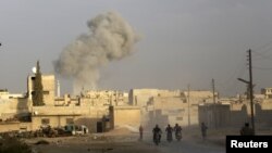 Столб дыма от атаки в сирийской провинции Идлиб, предположительно, российской авиации. 24 октября 2015 года.