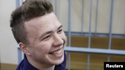 Journalist Roman Pratasevich in a defendant's cage in Minsk during a court hearing in 2017. 