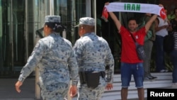 یک هوادار تیم ملی ایران در بیرون هتل محل اقامت تیم