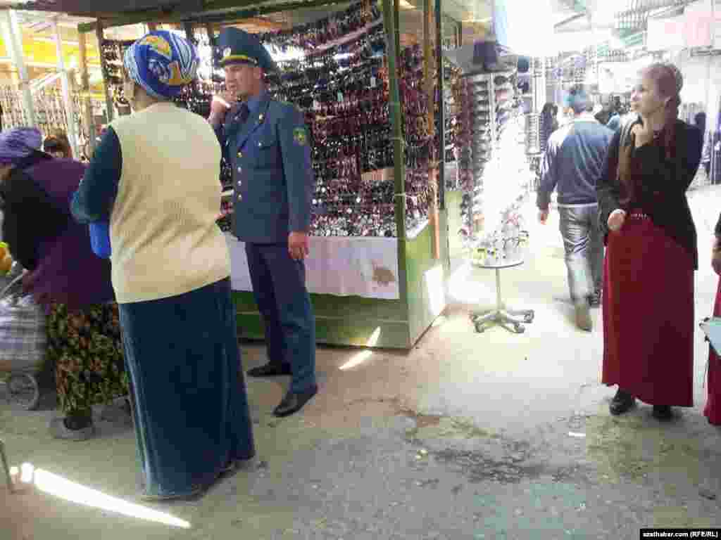 T&uuml;rkmenabadyň "D&uuml;n&yacute;&auml; bazarynda" polisi&yacute;a işg&auml;ri d&uuml;kanlary synla&yacute;ar