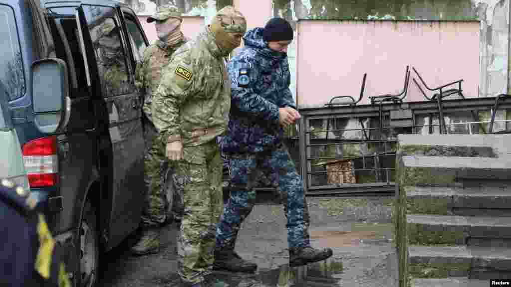 Співробітники спецслужб Росії етапують захопленого українського моряка до суду в Сімферополі. Окупований Крим, 27 листопада 2018 року