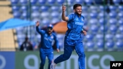 عظمت الله عمرزي د اماراتو په وړاندې ۴ ویکټې واخیستې او ۴۰ منډې یې وکړې