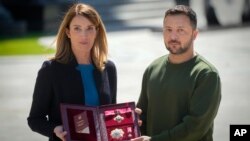 ევროპარლამენტის პრეზიდენტი რობერტა მეცოლა კიევში იმყოფებოდა 2024 წლის მაისშიც. მას პრეზიდენტმა ვოლოდიმირ ზელენსკიმ უკრაინის სახელმწიფო ჯილდო გადასცა