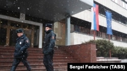 Police officers outside the Slovak Embassy in Moscow (file photo)