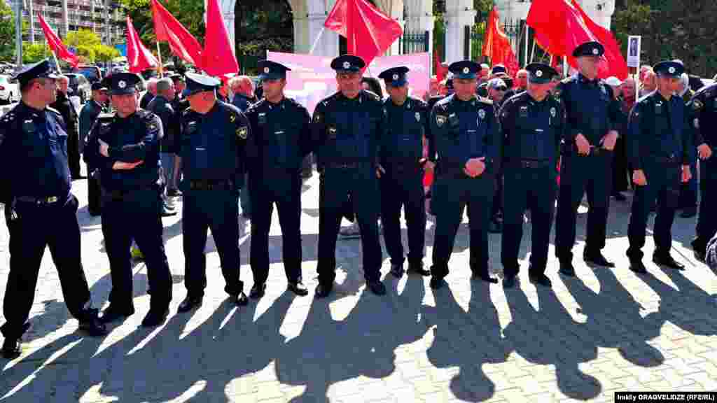 Градус противостояния достиг такой точки, что полицейским пришлось взять участников в плотное кольцо.