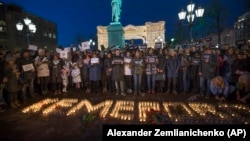 People commemorate the victims of the March 25 fire in a shopping mall in the Siberian city of Kemerovo in Moscow's Pushkin Square on March 27.