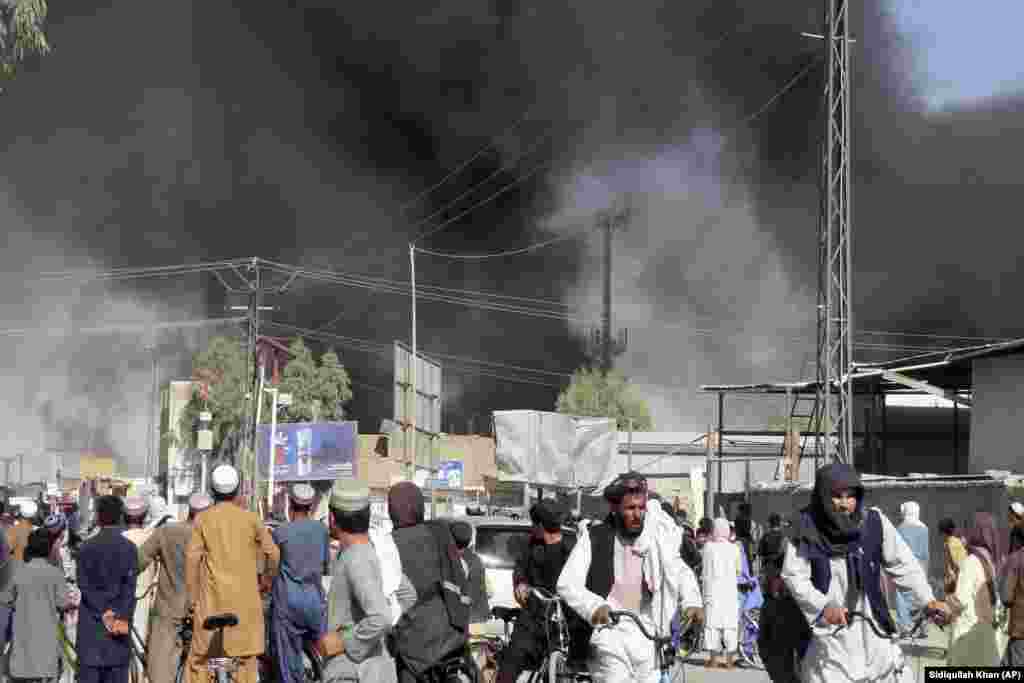 Дым поднимается над улицами после столкновений между талибами и афганскими спецслужбами в городе Кандагар, к юго-западу от Кабула, 12 августа. По состоянию на 15 августа талибы в незначительном количестве из двух направлений вошли в столицу Афганистана Кабул и приказывают полиции сдаться. Об этом со ссылкой на очевидцев сообщает 15 августа журналист NBC News Ричард Энгел, который находится в Кабуле, информирует Радіо Свобода