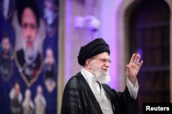 خامنه ای می گوید که فکر نمی کند مذاکرات با ایالات متحده منجر به معامله شود.