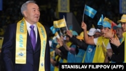 Президент Казахстана Нурсултан Назарбаев прибывает на форум своей партии «Нур Отан» на следующий день после парламентских выборов. Астана, 16 января 2012 года.