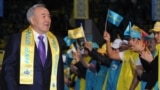 Қазақстан президенті Нұрсұлтан Назарбаев (сол жақта) парламент сайлауында жеңіске жеткен "Нұр Отан" партиясының жиынына келе жатыр. Астана, 16 қаңтар 2012 жыл.
