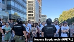 олицијата ги блокира студентите и граѓаните да се приближат до воената парада „Моќта на единството“ во српскиот главен град – 20 септември 2025 година.