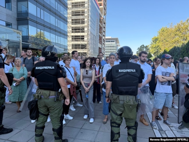 Белградсата полиция пречи на протестиращи да се приближат от вонния парад, 20 септември 2025 г.