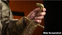 Верх рукояти этой сабли шамшир украшен головой змеи, что встречается редко. Чаще использовался декор в виде головы орла