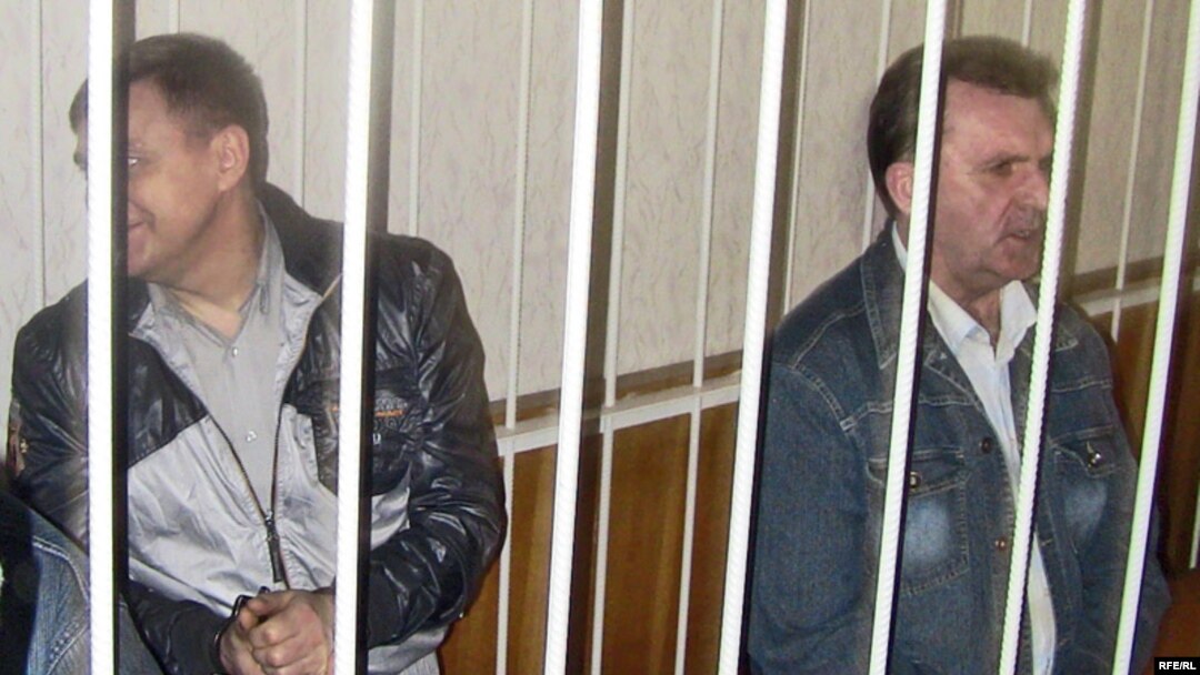 Мікалай Аўтуховіч і Ўладзімер Асіпенка пасьля абвяшчэньня прысуду.