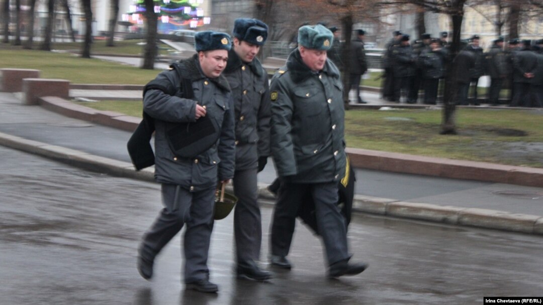 На Театральной площади уже около сотни сотрудников полиции