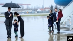 Vicepreședintele SUA JD Vance sosind cu familia la aeroportul Orly din Paris, înaintea summitului AI.