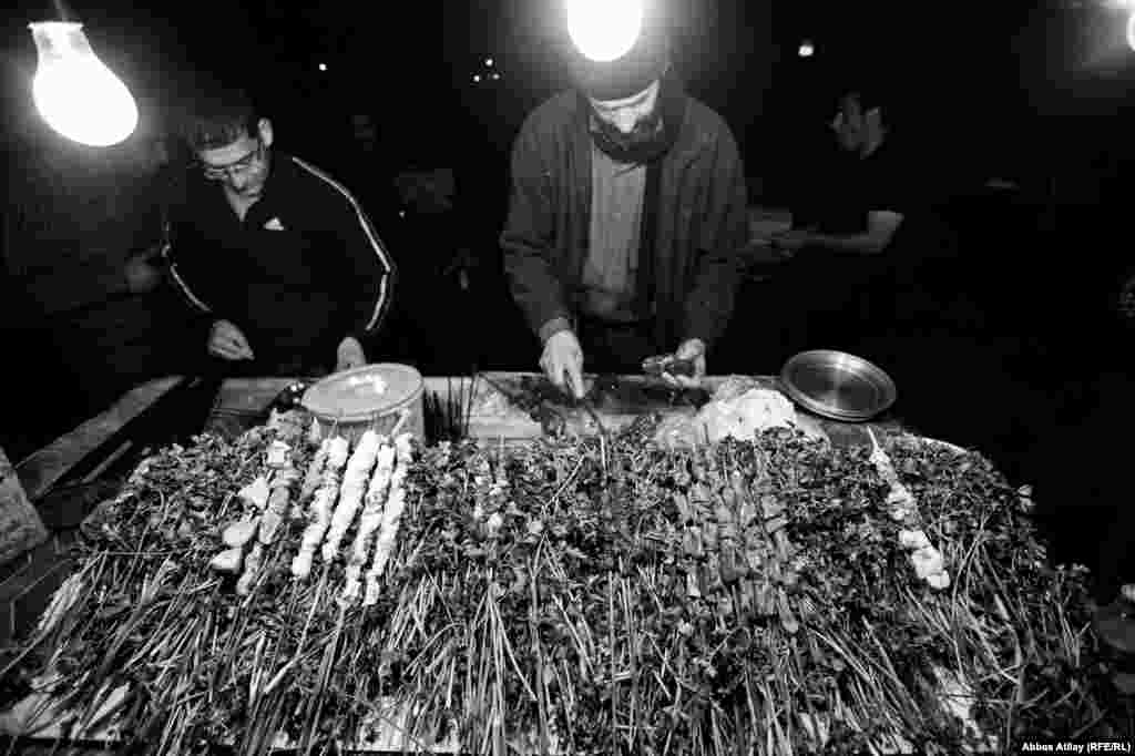 Kirmanşah şəhərində kababçı restoranları çoxdur. Amma hər axşam, qaş qaralandan sonra küçələrdə "küçə kababçıları"na da rast gəlmək olur.