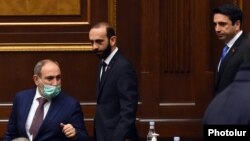 Armenia -- Prime Minister Nikol Pashinian, parliament speaker Ararat Mirzoyan (C) and his deputy Alen Simonian (R) arrive for the Armenian government's question-and-answer session in the National Assembly, Yerevan, March 3, 2021.