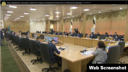 Участники заседания комиссии по земельной реформе в здании министерства сельского хозяйства Казахстана. Нур-Султан, 25 марта 2021 года.