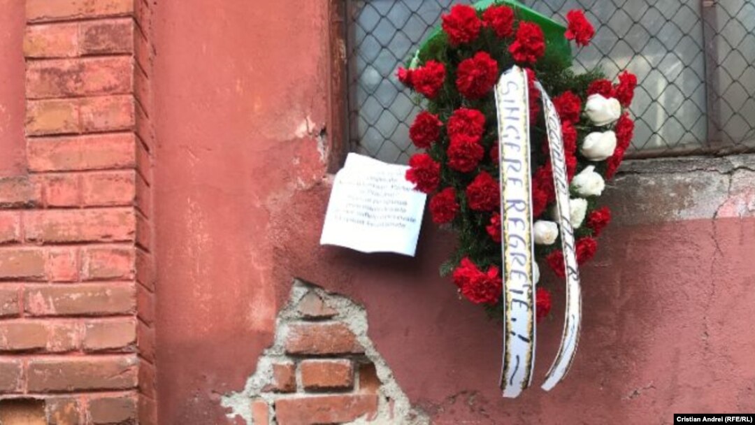 O coroană depusă în memoria victimelor incendiului de la Institutul Național de Boli Infecțioase „Matei Balș”