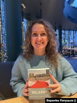 Вераніка Лапуцька з кнігай «Belarus. What Everyone Needs to Know» (Беларусь. Што трэба ведаць кожнаму).