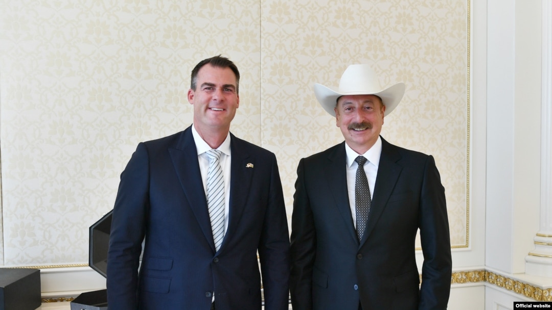 Azərbaycanın prezidenti İlham Əliyev (sağ) və Oklahomanın qubernatoru Governor Con Kevin Stitt, Bakı, 27 iyul 2021