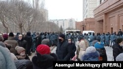 Протестующие женщины и превосходящие их по численности сотрудники сил безопасности у Дома министерств. Нур-Султан, 18 января 2021 года.