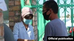 Жамоат жойларда аҳолининг қўлларини дезинфекция қилишини назорат қилувчи гуруҳлар ишламоқда, июнь, 2020, Сирдарё (иллюстратив сурат)