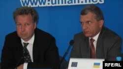 Ганс Райн, представник Європейської комісії в Україні та Войтек Млодзеєвський, керівник проекту «Програма підтримки вугільного сектору» під час прес-конференції у Києві, 13 липня 2009 р.