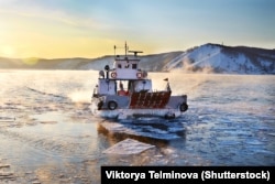 A ferry to Rogatka pier in Listvyanka