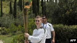 Ұлыбритания боксшысы Александрос Лукас Афинада тұтанған Лондон олимпиадасының алауын ұстап тұр. Грекия, 10 мамыр 2012 жыл. 