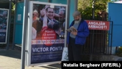  Publicitate electorală cu Victor Ponta într-o staţie de autobuz la Chişinău