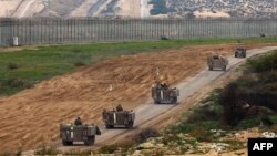 Imagine realizată în sudul Israelului, de-a lungul graniței cu Fâșia Gaza, arată vehicule care se deplasează de-a lungul graniței la 3 ianuarie 2024. (Foto: JACK GUEZ / AFP)