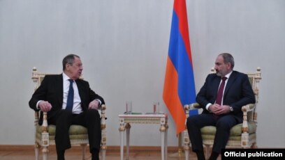 Sergey Lavrov (sol) və Nikol Paşinyan, Yerevan, 21 noyabr 2020