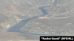 Река Пяндж разделяет Таджикистан и Афганистан