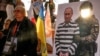 Люди поруч із плакатом для фотографування, із зображенням воїна ЗСУ, який заарештовує очільника РФ Володимира Путіна. Мітинг з нагоди Дня Незалежності України, Варшава, 24 серпня 2026 року 