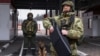 Беларускі памежнік з антыдронавай прыладай на памежным пераходзе ва Ўкраіну Новая Гута, архіўнае фота
