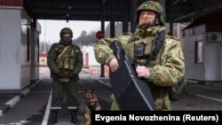 Беларускі памежнік з антыдронавай прыладай на мяжы з Украінай на памежным пераходзе Новая Гута, архіўнае фота