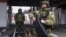 Беларускі памежнік з антыдронавай прыладай на памежным пераходзе ва Ўкраіну Новая Гута, архіўнае фота