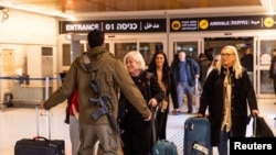 Un soldat israelian salută rude întoarse din Italia cu un zbor de repatriere, la 5 martie 2026, pe aeroportul Ben Gurion.