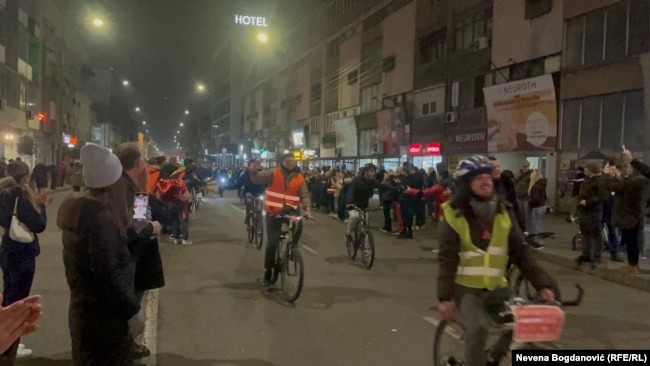 Prvi su na doček stigli studenti na biciklima. Prošli su kroz špalir okupljenih građana, Niš, 28. februara 2025.