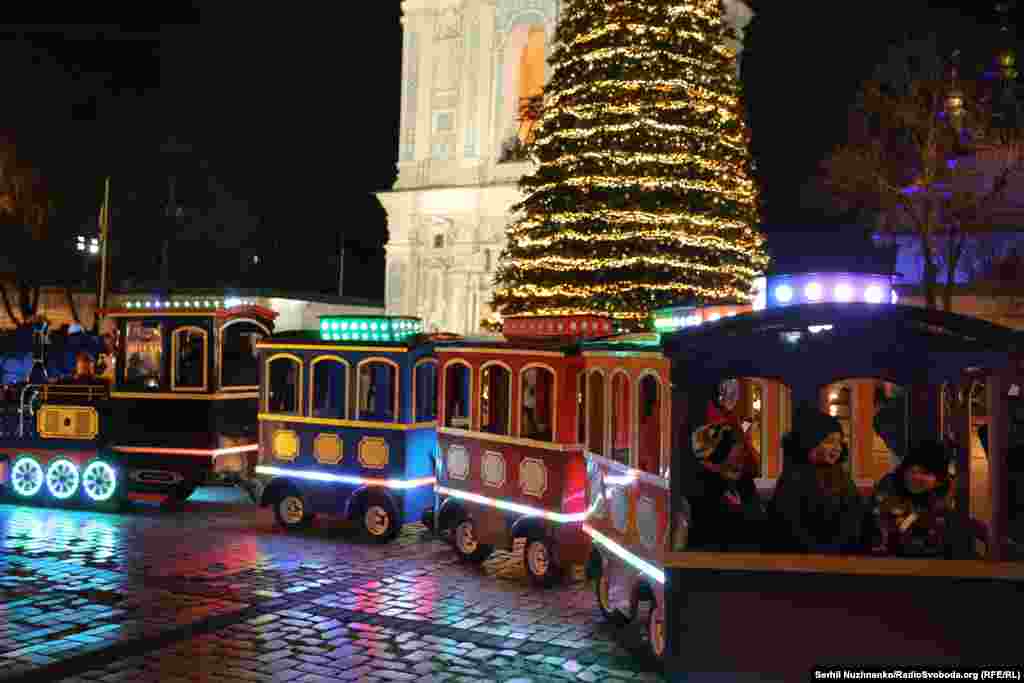 Діти катаються в паровозику на Софійській площі біля головної ялинки країни