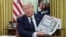 Президент США Дональд Трамп тримає передовицю газети The New York Post, коли він виступає перед журналістами під час підписання виконавчого розпорядження щодо соціальних мереж. Вашингтон, 28 травня 2020 року