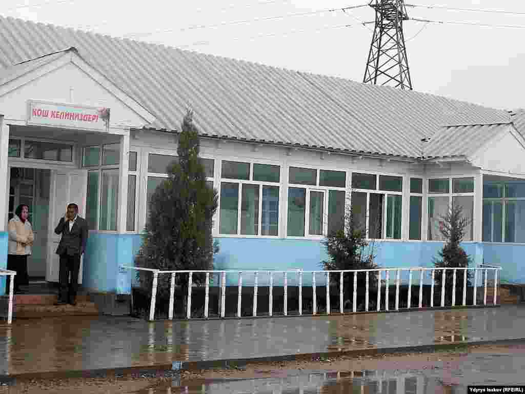Лөлү мааледеги Мырза Турсун Заада атындагы 9 класстык мектеп.