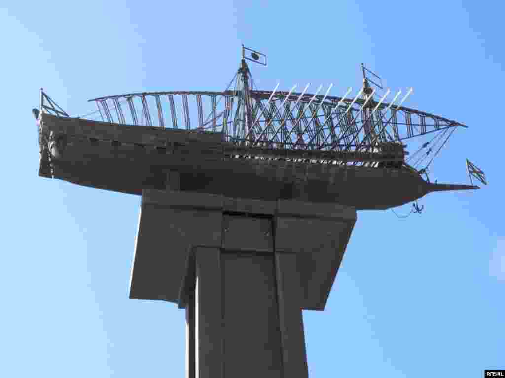 "Тверь" көймәсе һәйкәленең өске өлеше - Казанның меңъеллыгына Петербур тарафыннан төньяк башкала исеме белән урам бүләк ителде. Бу урам Нева елгасында урнашкан шәһәрне хәтерләтүче урын буларак төзелде. Петербург стиленнән таныш булган фонарьлар, үзенчәлекле архитектура төзелеше, матур күперчекләр урамда чыннан да төньяк башкала мохитен чагылдыра. Әмма “бүләк” әкренләп матурлыгын югалта бара. 