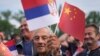 O mare mulțime de oameni l-a întâmpinat la Belgrad pe președintele Chinei, Xi Jinping. El și omologul său sârb, Aleksandar Vucici, au reafirmat prietenia „de neclintit” dintre cele două state. 